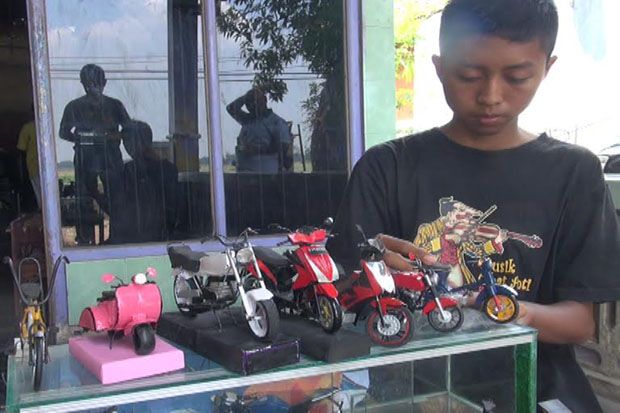 Kreatif, Anak Muda Jombang Ini Ubah Sampah Jadi Miniatur Motor
