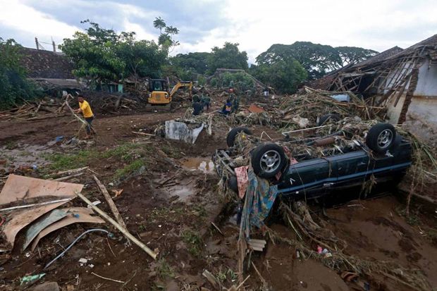 Hujan Tak Menghambat Pencarian Korban Banjir Bandang Garut
