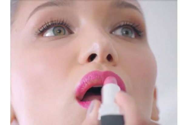 Tips Aplikasikan Lipstik Ala Bella Hadid