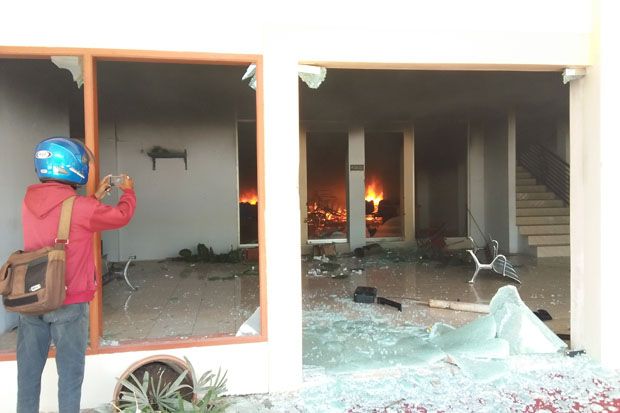 Gedung DPRD Gowa Dibakar Massa, Ratusan Brimob Kawal Olah TKP