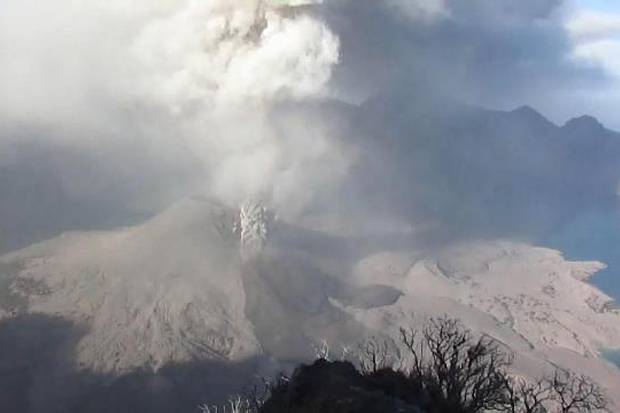 Anak Gunung Rinjani Muntahkan Abu Vulkanik Sejauh 2.000 Meter