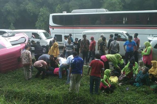 Antar Bantuan Bencana Garut, Bus Guru TK Depok Terbalik