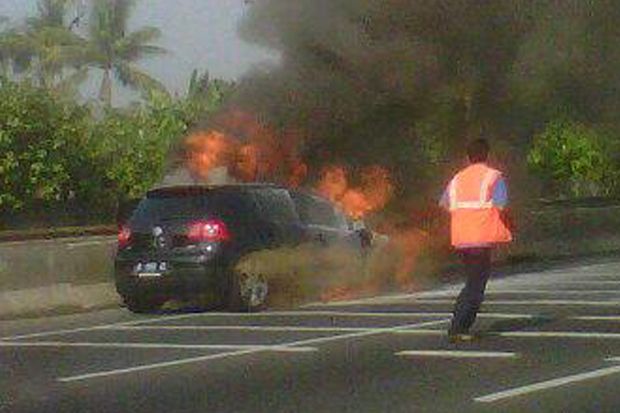 Mobil Avanza Tiba-tiba Meledak dan Terbakar di Kota Sorong