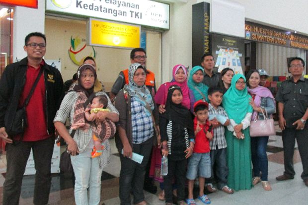 Dipulangkan dari Malaysia, Sembilan TKI Bawa Empat Anak