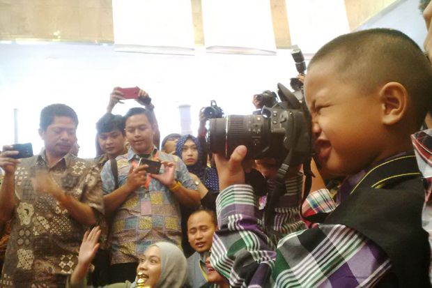 Aksi Wartawan Cilik Todong JK di Hari Listrik Nasional