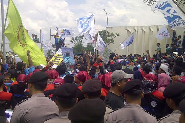 Kantor Gubernur Banten Rano Karno Dikepung Ribuan Buruh