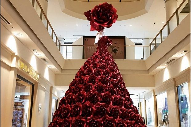 Keren! Gaun Ini Terbuat dari 400 Mawar Kertas