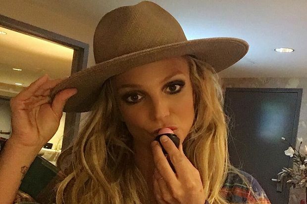 Britney Spears Ketahuan Pakai Foundation Murah