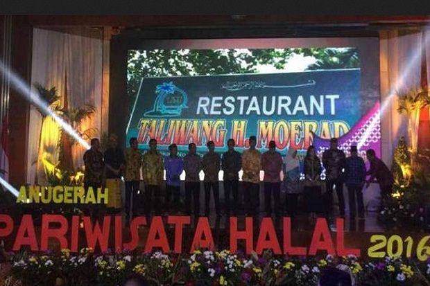 Menpar Arief Yahya Serahkan Anugerah Pariwisata Halal 2016