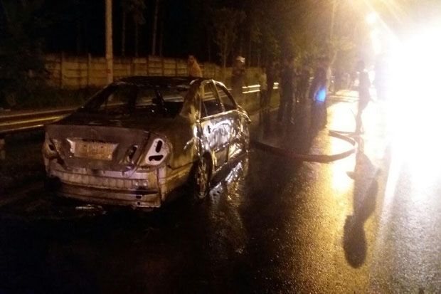 Mobil Sedan Camry Terbakar di Jalan saat Dikendarai