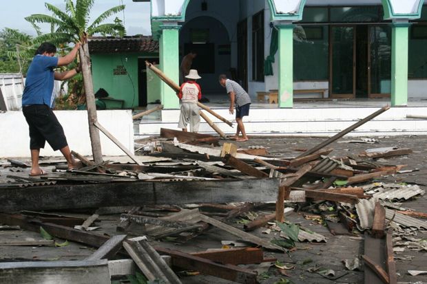 Puting Beliung Merusak Puluhan Rumah Warga Pasuruan