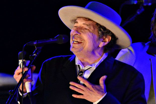Berkat Ekspresi Puitis Baru, Bob Dylan Dapat Hadiah Nobel Sastra