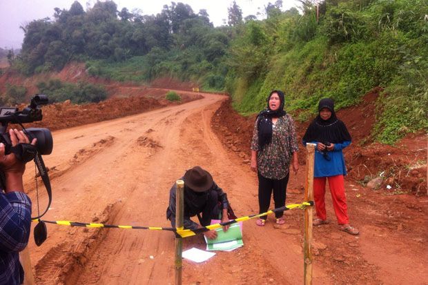 Tanah Belum Dibayar, Warga Blokade Akses Proyek Tol Cisumdawu