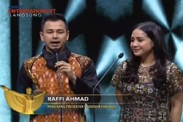 Raih Penghargaan, Raffi Ahmad Ajak Nagita Slavina Naik Panggung