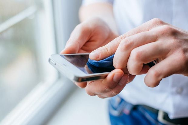 Tips Aman Membersihkan Layar Smartphone dari Bercak Jari