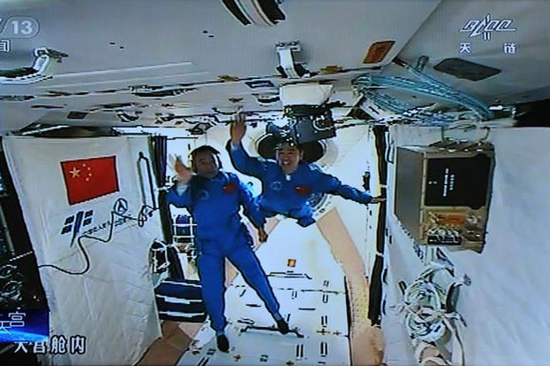 China Sukses Mendaratkan Dua Astronot di Ruang Angkasa