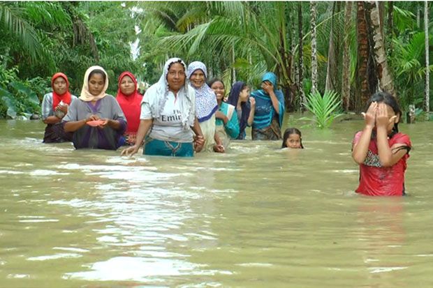 Stok Makanan Menipis Warga Aceh Barat Terobos Banjir 1 Meter Lebih