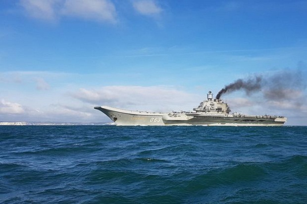 Melintas, Awak Kapal Induk Rusia Bidikkan Senjata ke Inggris