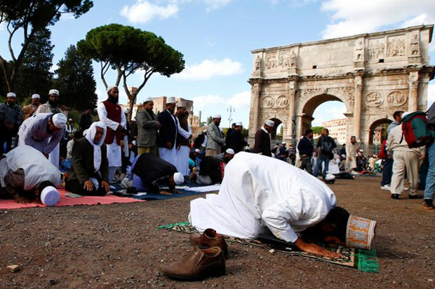 Protes Penutupan Masjid, Muslim Italia Salat Jumat di Colosseum