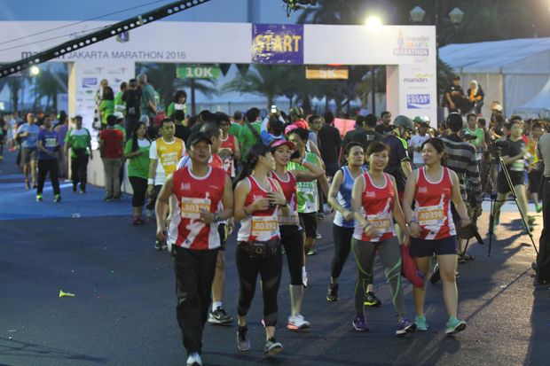 Hujan Tak Redupkan Semangat Pelari Jakarta Mandiri Marathon 2016