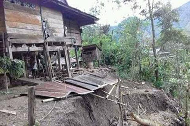 Longsor Seret Rumah Warga di Tana Toraja