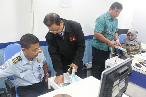 Kantong dan Laci Petugas Kantor Imigrasi Semarang Digeledah