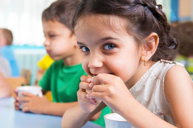 Cara Membiasakan Anak Mengonsumsi Makanan Sehat