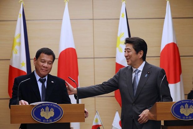 Bertemu PM Jepang, Duterte Curhat Soal AS