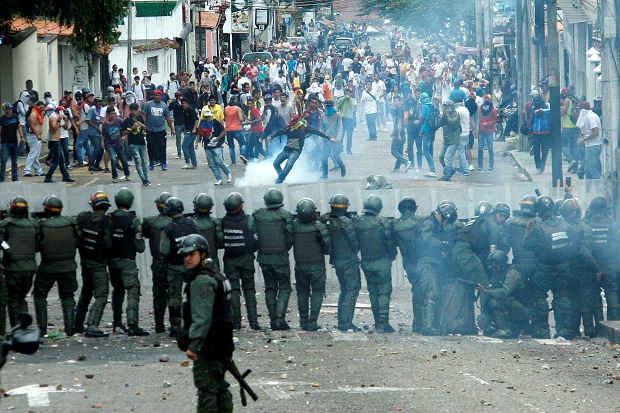 Demonstrasi Desak Maduro Mundur Berakhir Rusuh