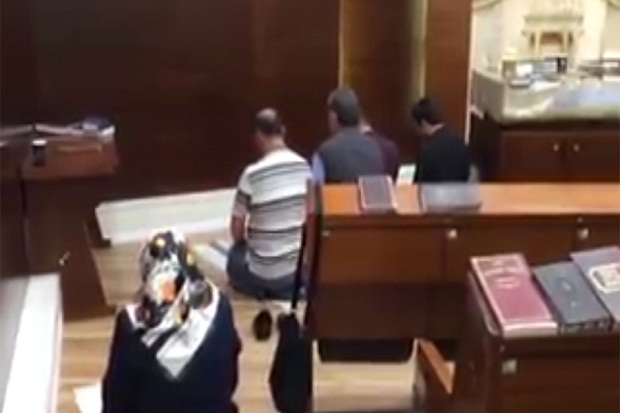 Ketika Keluarga Muslim Turki Salat di Sinagog Israel