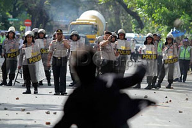 Bentrok Mahasiswa vs Polisi Makassar, 4 Motor Polisi Dibakar