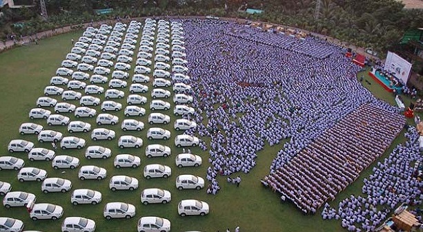 Bos Baik Hati India Beri Bonus 1.260 Mobil dan 400 Flat ke Karyawan