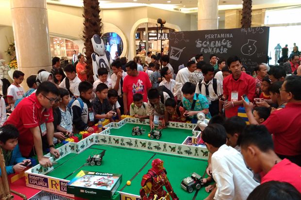 Peserta Pertamina Science Fun Fair 2016 Asyik Main Sepak Bola Robot