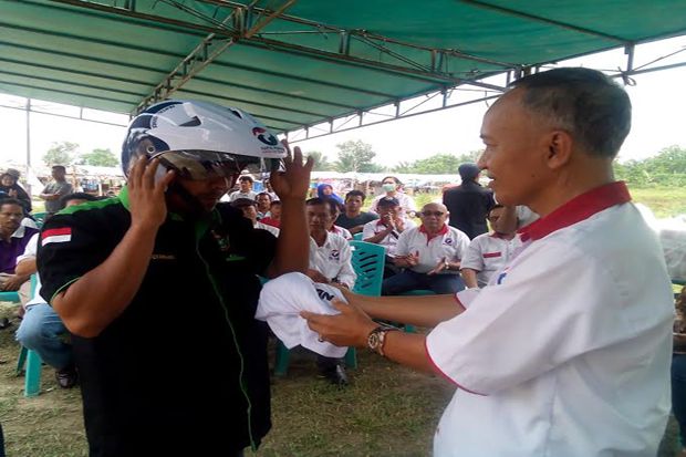 Partai Perindo Pekanbaru Bagikan Helm di Rumbai