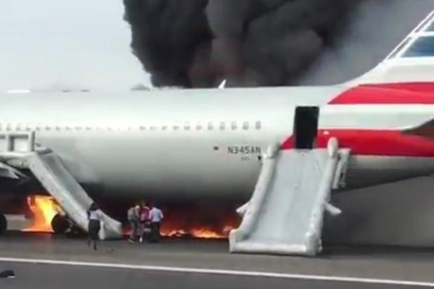 Pesawat American Airlines Terbakar di Bandara Chicago