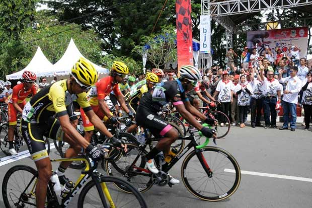 Pembalap Indonesia Libas Garis Finish Etape I Tour de Linggarjati