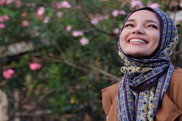 Dandanan Dewi Sandra Sering Bikin Kaget Sang Suami