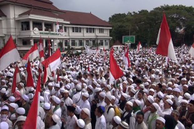 Belasan Ribu Umat Islam Demo di Balai Kota Malang