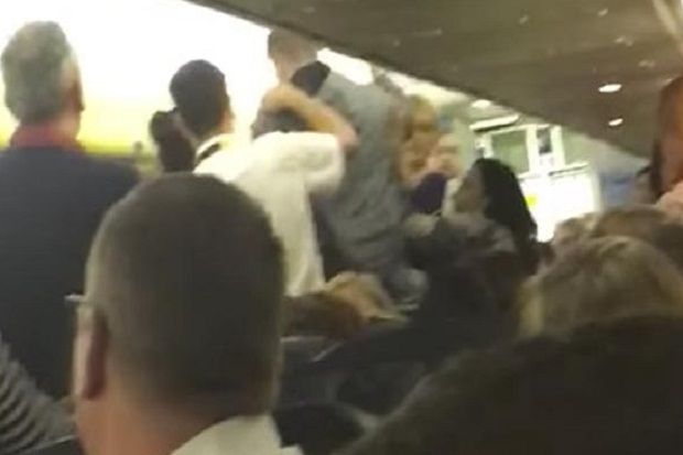 Penumpang Berkelahi, Ryanair Ditakutkan Jatuh dari Ketinggian 30 Ribu Kaki