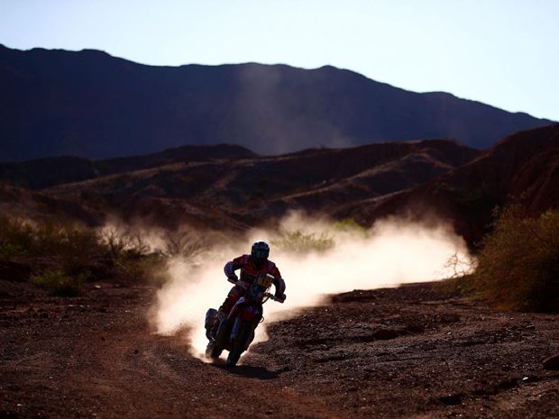 Sempat Tersambar Petir, Pembalap Reli Dakar Sentuh Garis Finis
