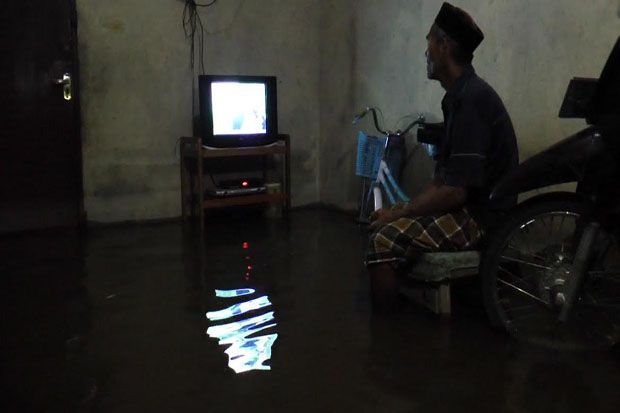 Tak Ada Tenda, Korban Banjir di Aceh Bertahan di Rumah