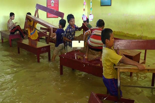 Banjir Paksa Ratusan Siswa Tidak Bersekolah