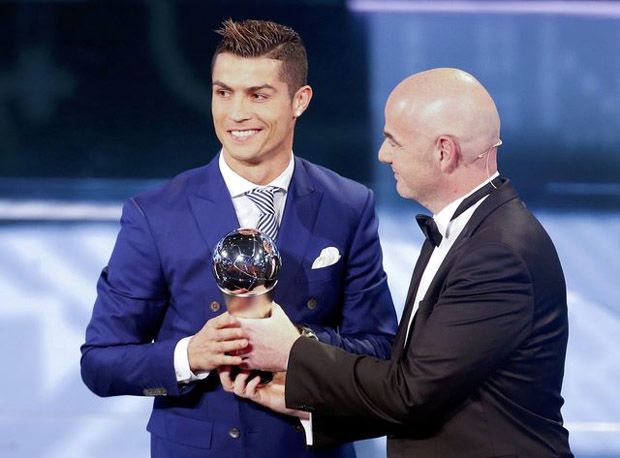 Cristiano Ronaldo Raih Penghargaan Best Player FIFA 2016
