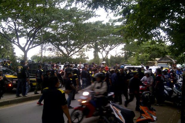 Massa Pro dan Kontra Habib Rizieq Bentrok, Terlihat Saling Kejar