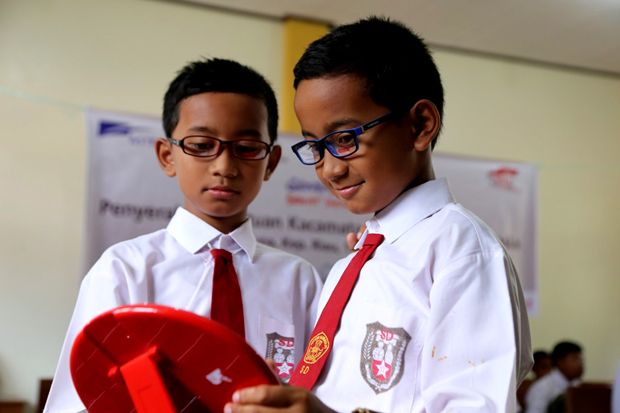 Astra Serahkan 2.000 Kacamata untuk Anak-anak di Natuna