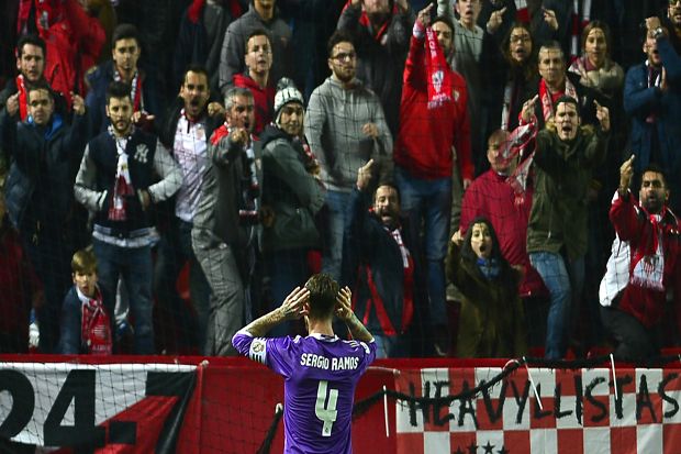 Dihina Fans Sevilla, Sergio Ramos Iri pada Alves dan Rakitic