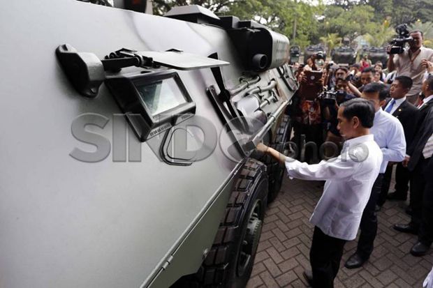 Keliling Mabes TNI, Jokowi Uji Coba Panser Anoa Amphibi