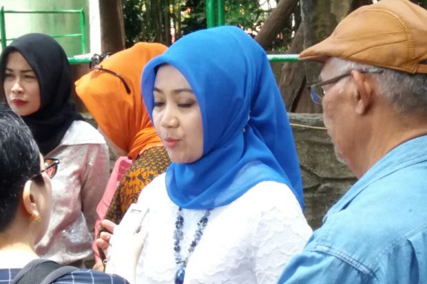 Berjilbab Biru, Istri Ridwan Kamil Kunjungi Kebun Binatang Bandung
