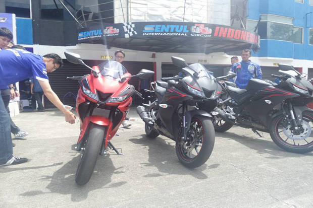 Mampir ke Indonesia, Rossi dan Vinales Naik Yamaha All New R15
