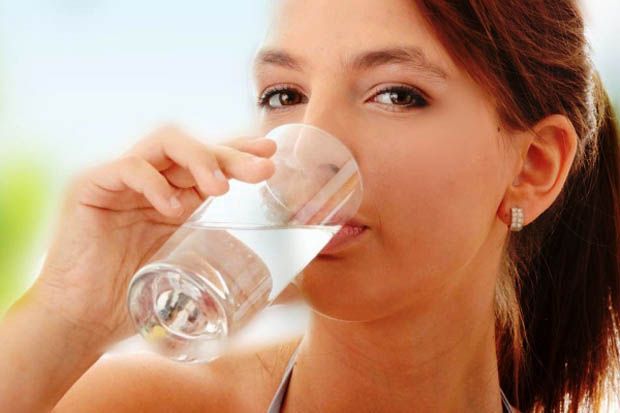 Banyak Minum Air Putih Saat Sakit Picu Penyakit Lainnya?